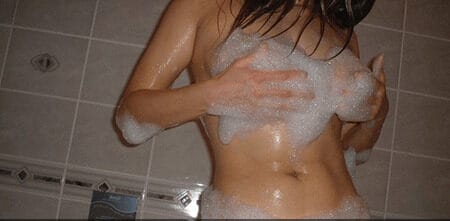 シャワーを浴びる女性