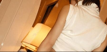 ホテルの部屋で下着姿の女性