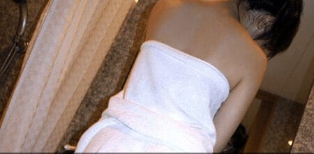 バスタオルを巻いた女性