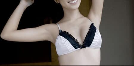 ホテルの部屋で下着姿の女性