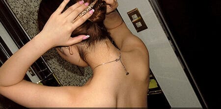 ホテルの部屋で裸の女性