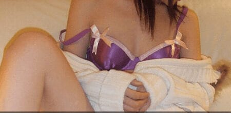 ホテルの部屋で下着姿の女性