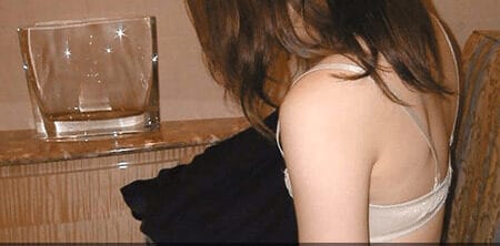 ホテルの部屋で下着姿の女性