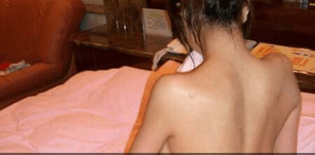 ホテルの部屋で下着姿の女性