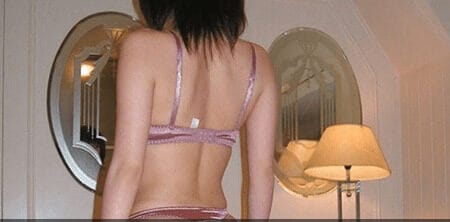 ホテルの部屋で下着姿の女性