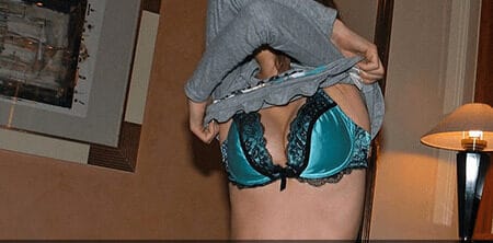 ホテルの部屋で下着姿の女性