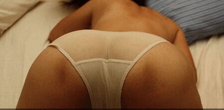 ホテルの部屋で下着姿の女性