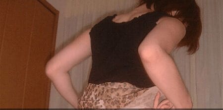 ホテルの部屋で下着姿の女性