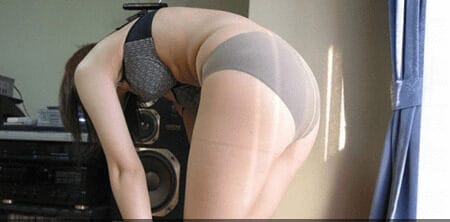 ホテルの部屋で下着姿の女性