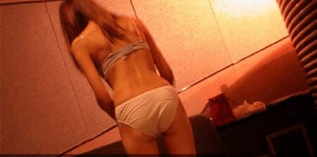 ホテルの部屋で下着姿の女性