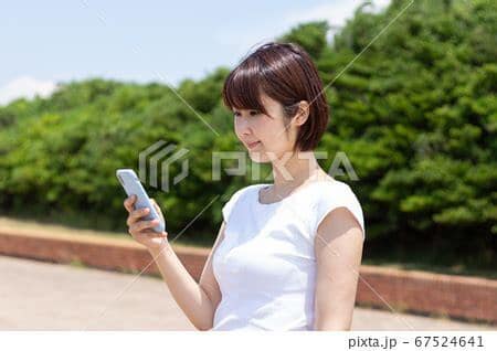 スマフォを使う人待ち美女